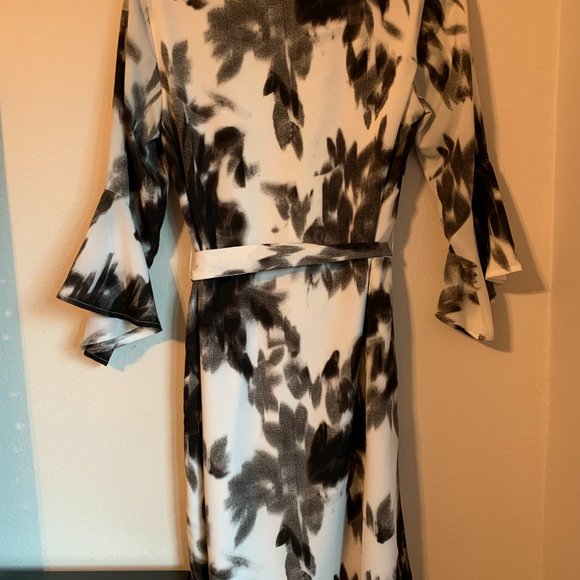 Banana Republic Black & White Digital Print, Flare Sleeve Dress - Picture 2 of 7